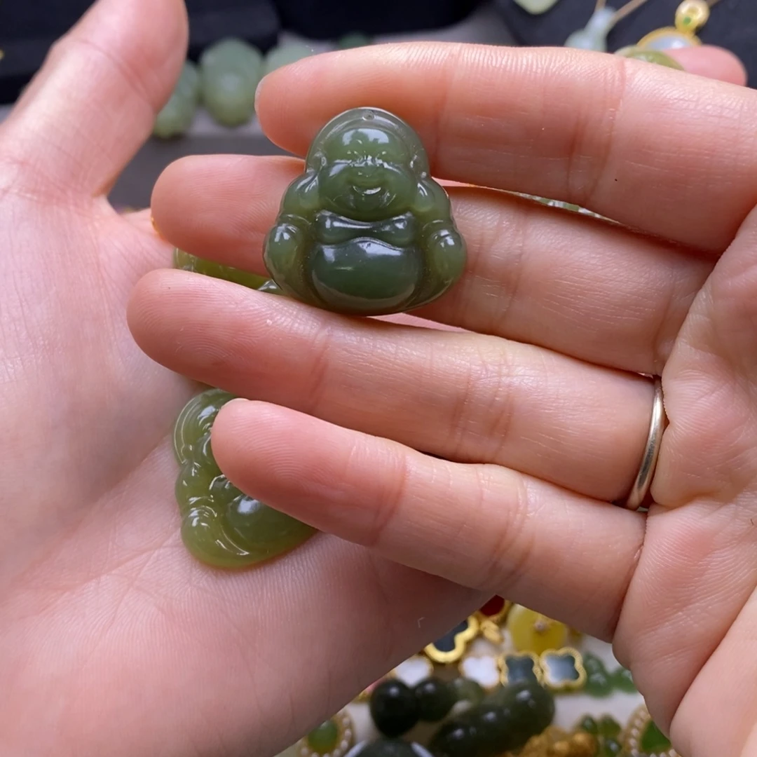 飞***燕和田玉未镶嵌颈饰