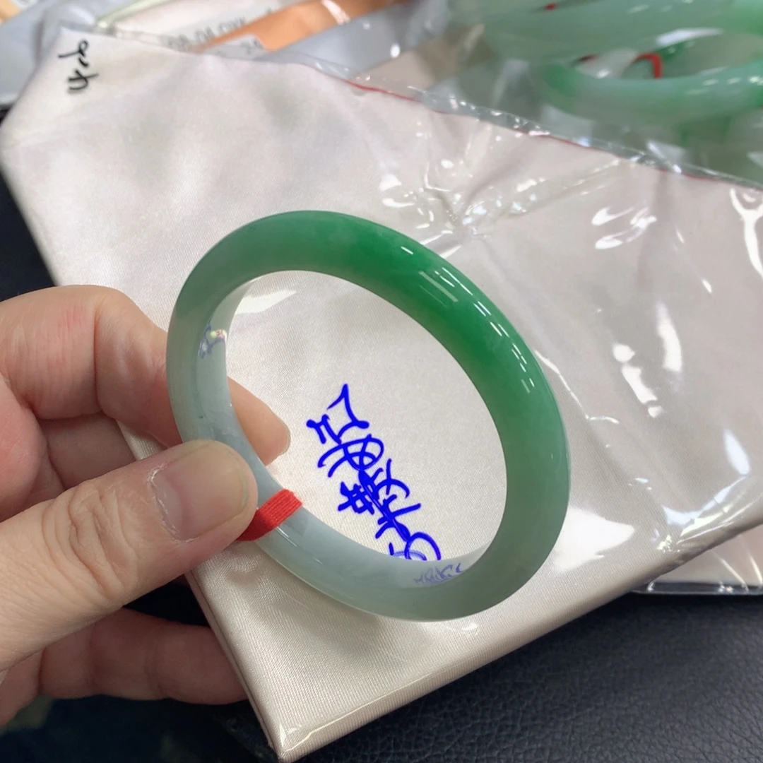 翡翠手镯（圆镯）未镶嵌54贵妃