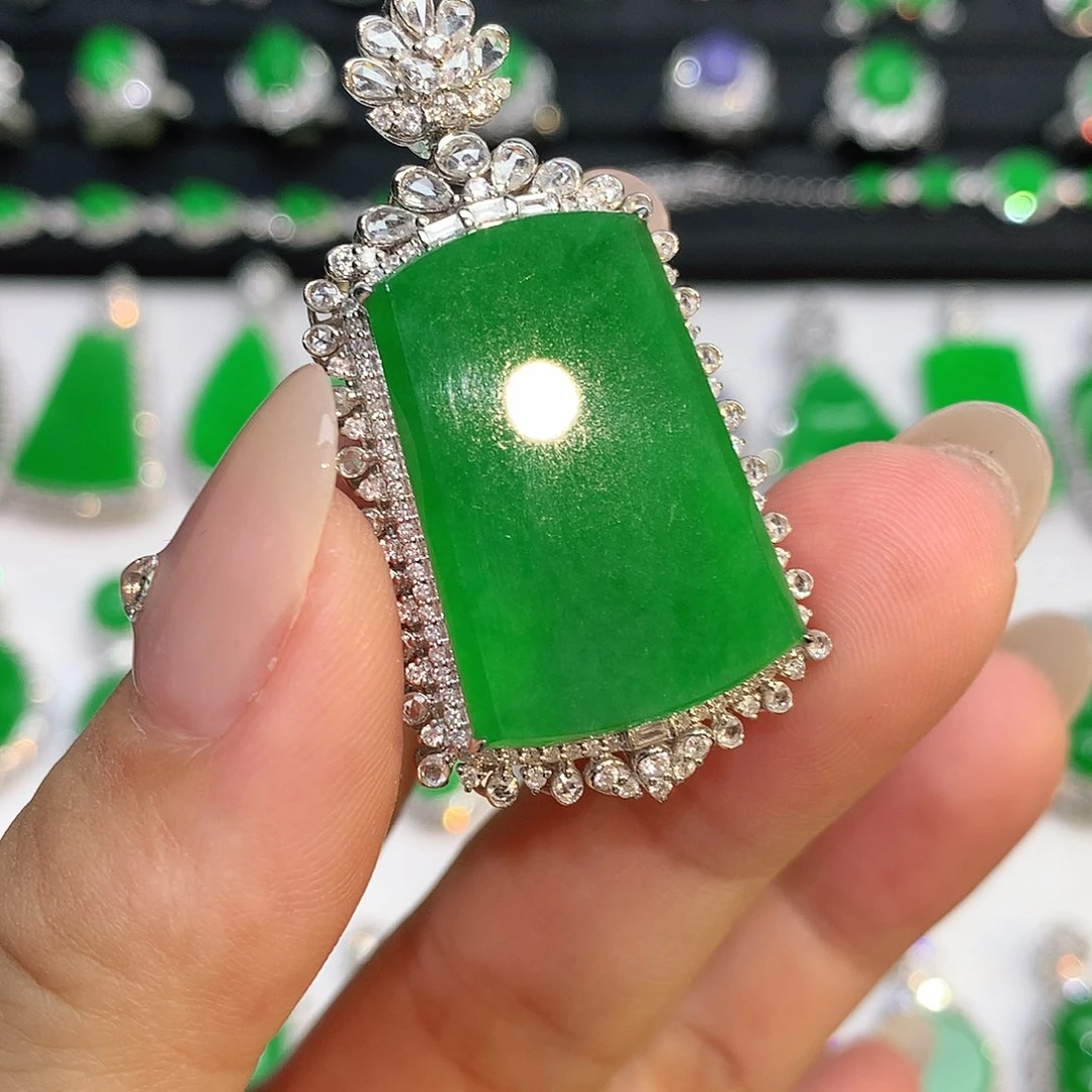 翡翠18K金镶嵌颈饰吊坠