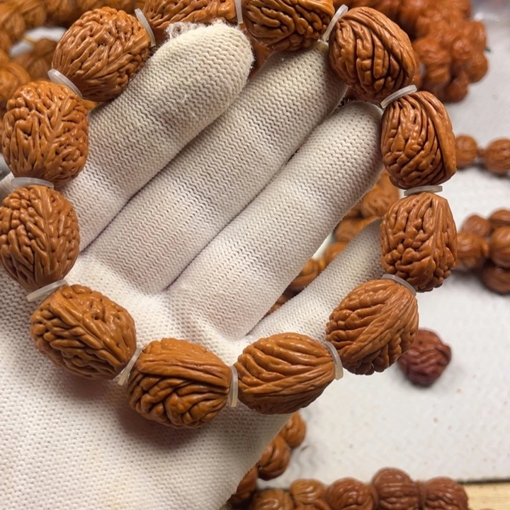 6号链接桃核手串一个