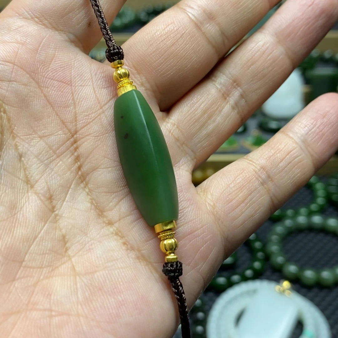 颈饰18K金镶嵌和田玉（碧玉）