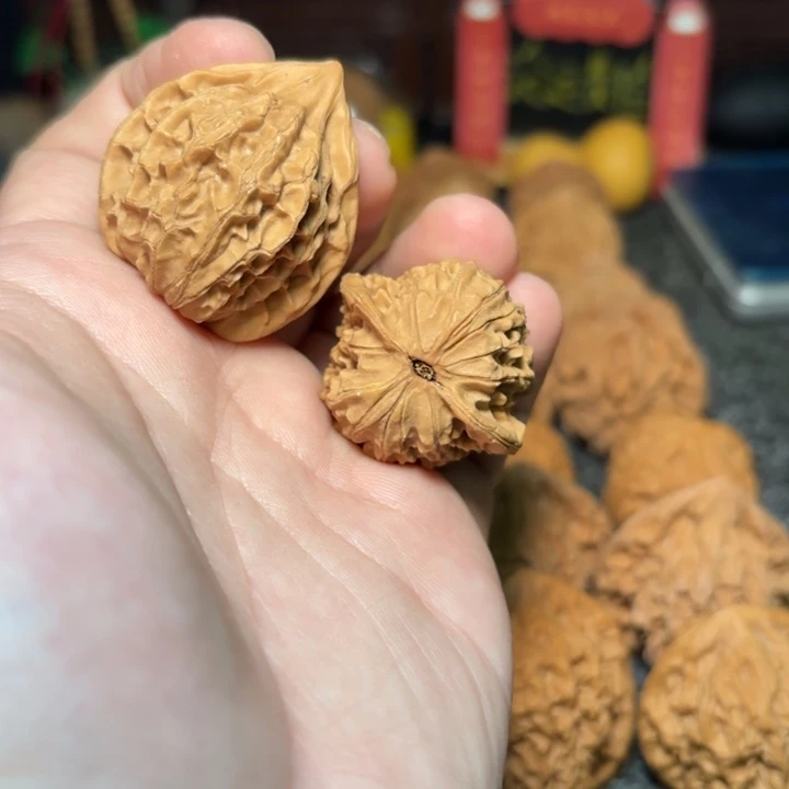 龙***堂文玩核桃吊坠三峰山工资帽