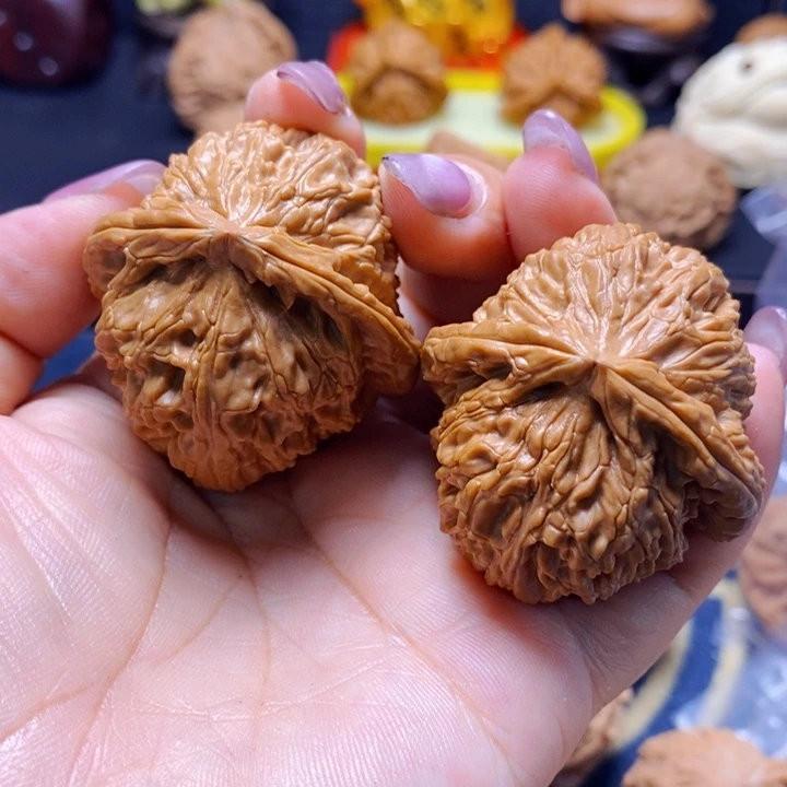 ****生文玩核桃把件三角白