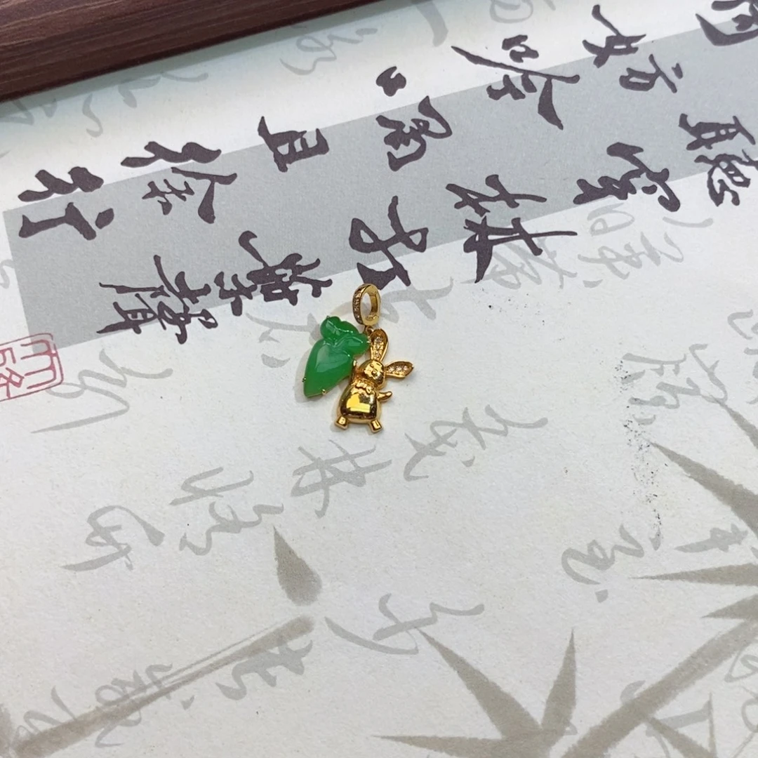 拉***。翡翠18K金镶嵌颈饰翡翠