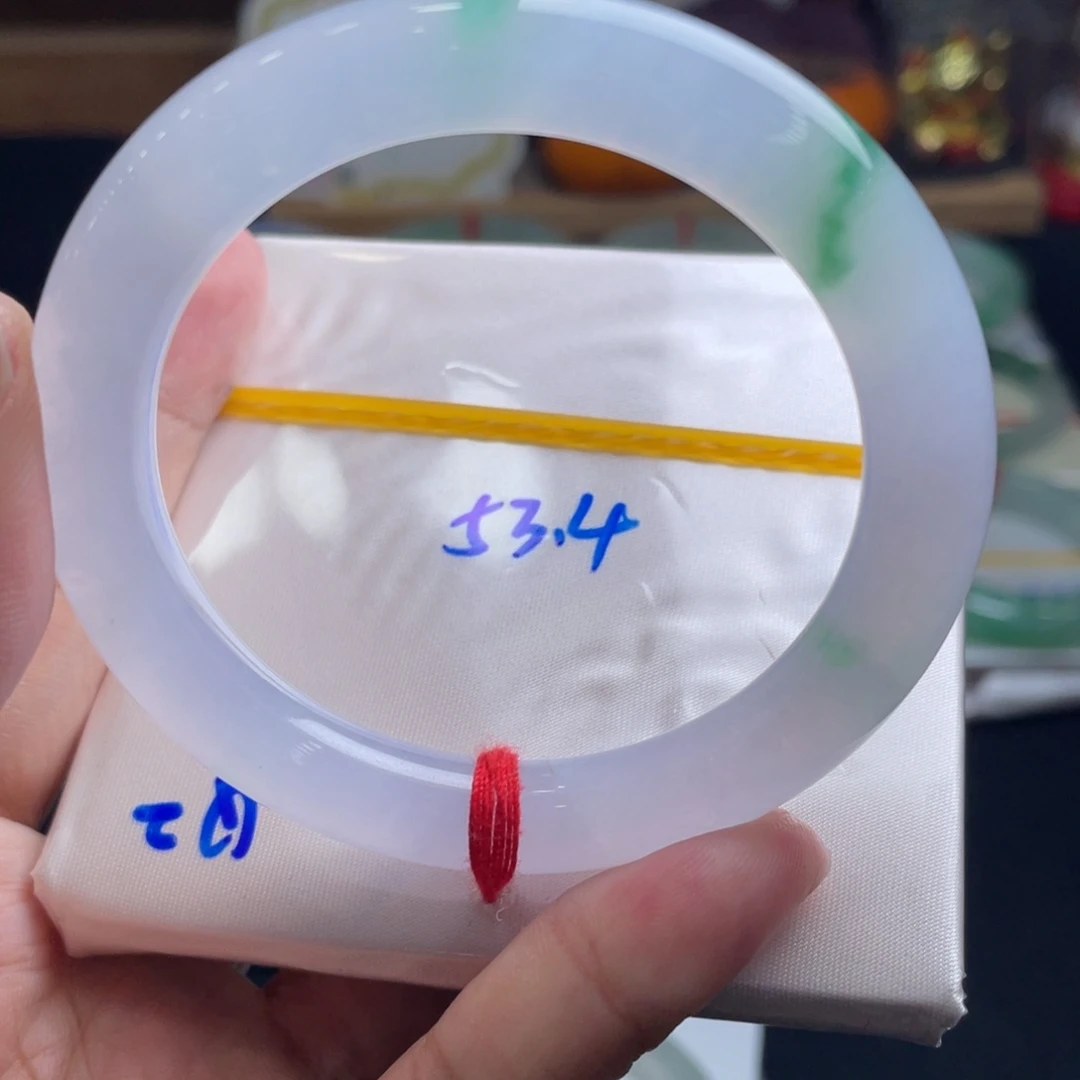 翡翠未镶嵌手镯53.4圆条，春带彩