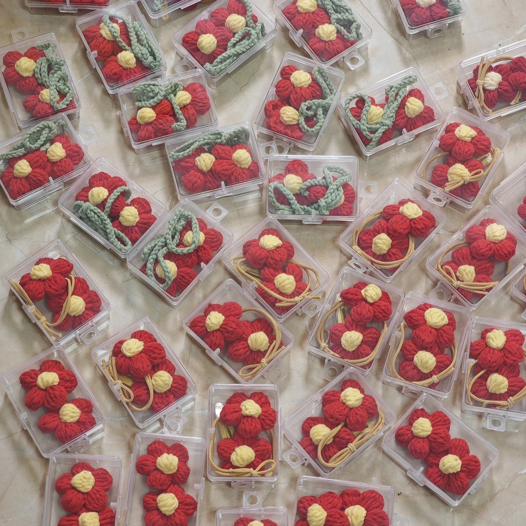 小红花胸针。系列