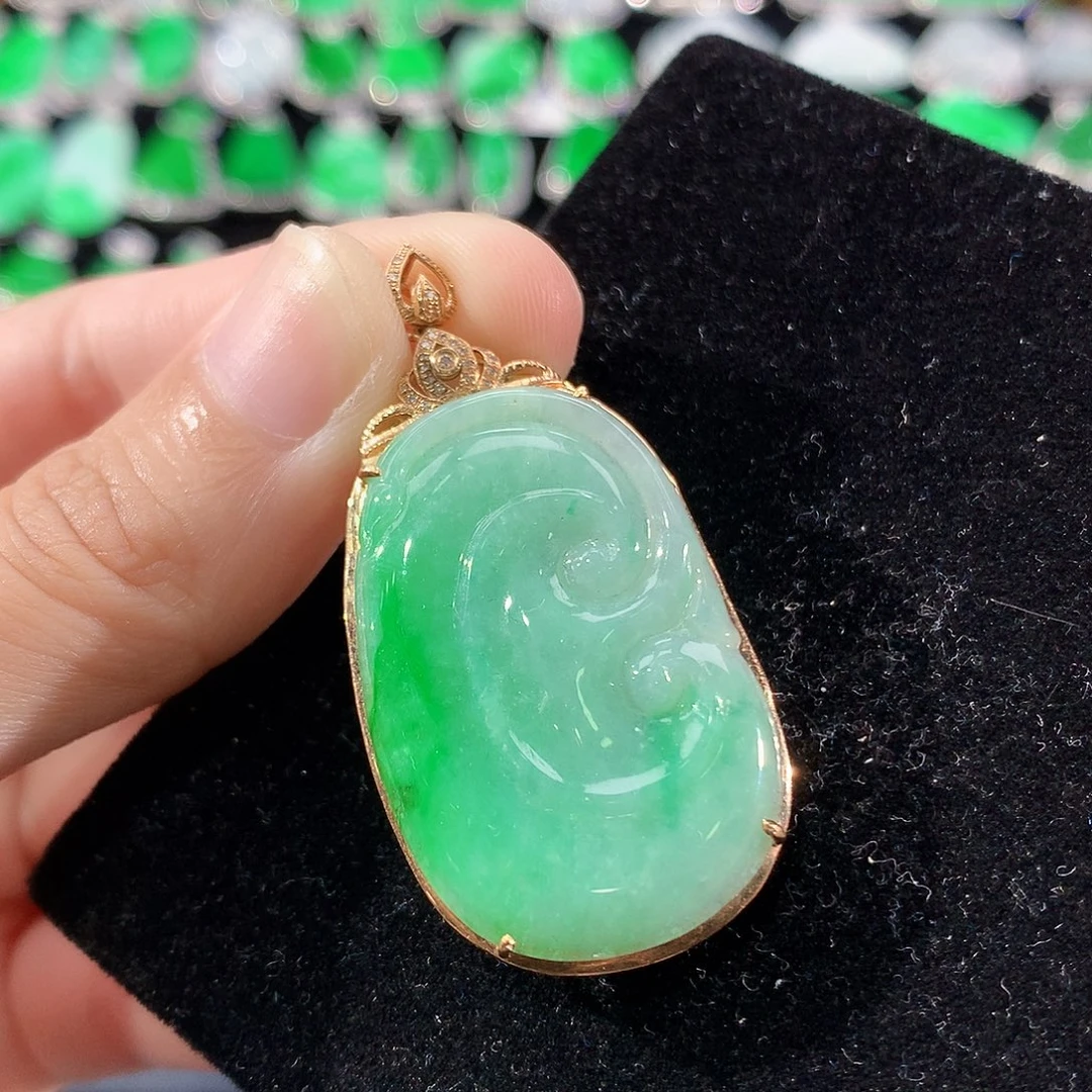 翡翠18K金镶嵌颈饰