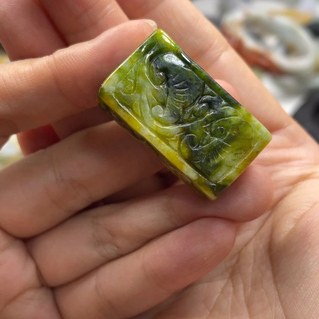 翡翠未镶嵌项圈牌子
