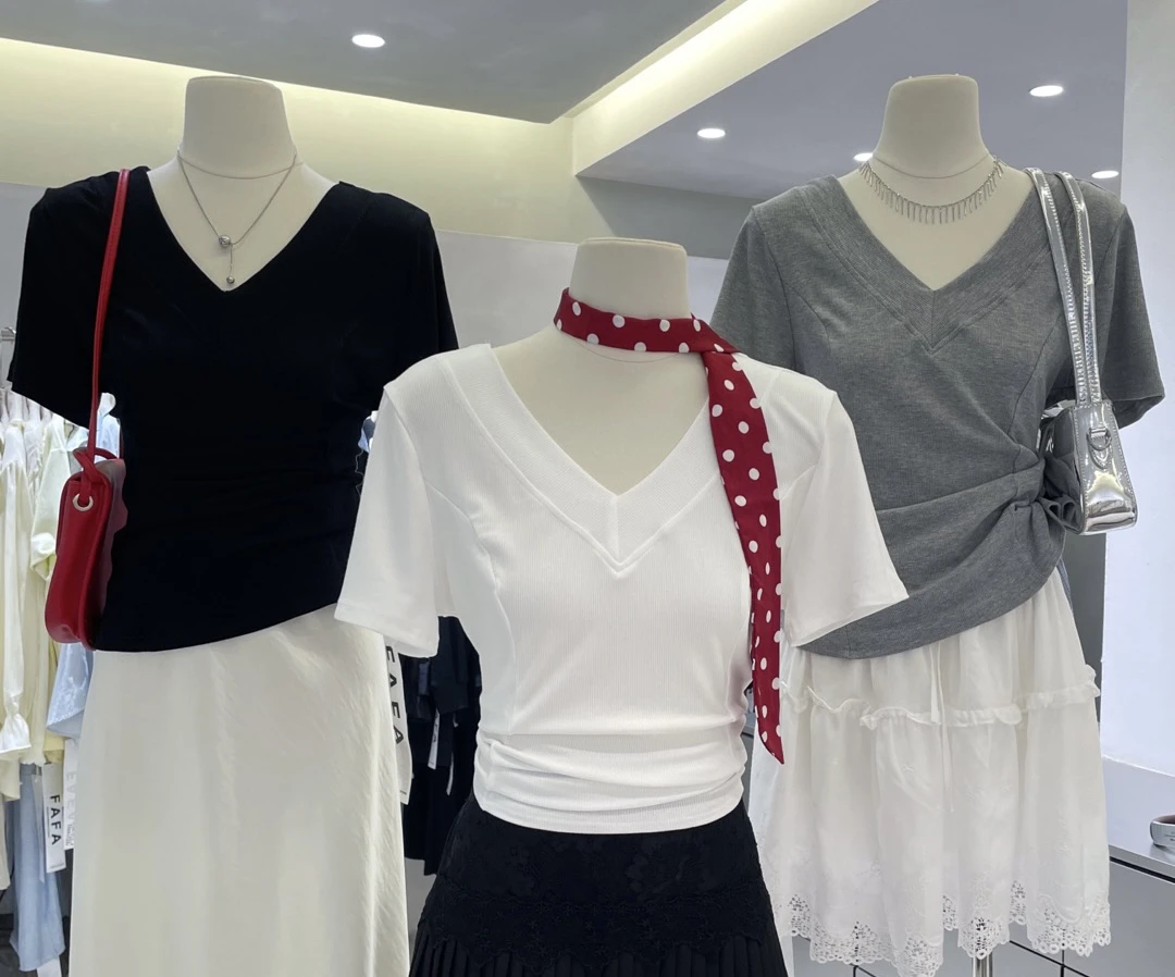 显瘦V领T恤三色可选