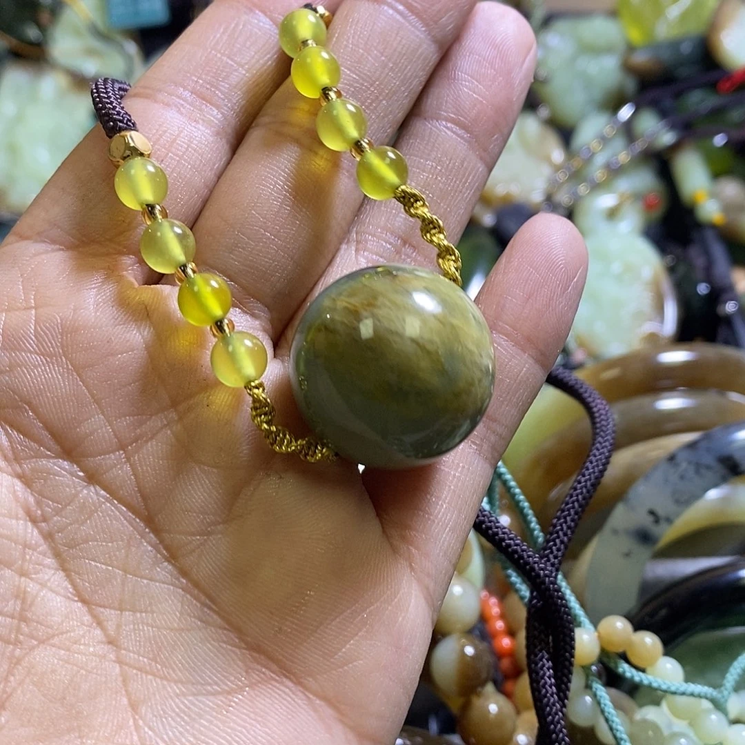 岫玉未镶嵌颈饰一个