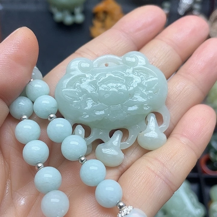 未镶嵌蛇纹石玉颈饰