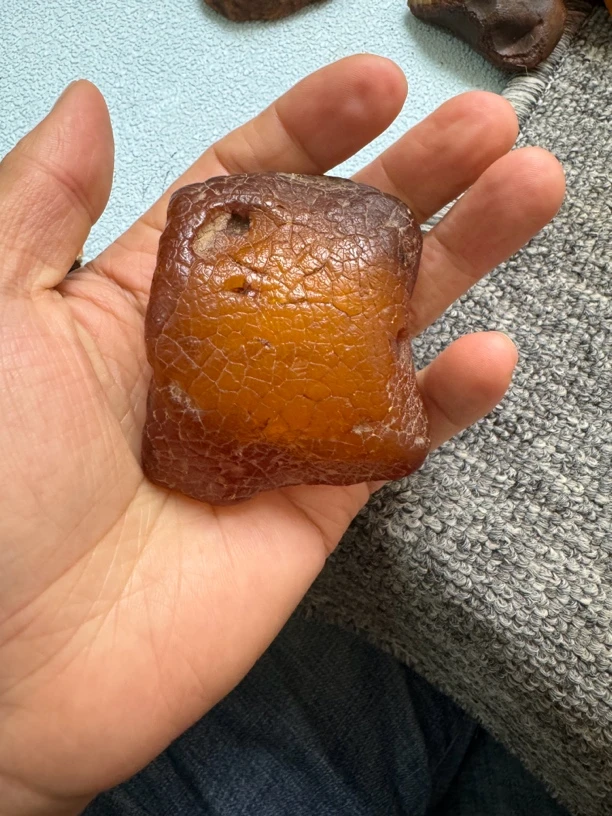 天然原矿琥珀蜜蜡原石定制 全皮吊坠