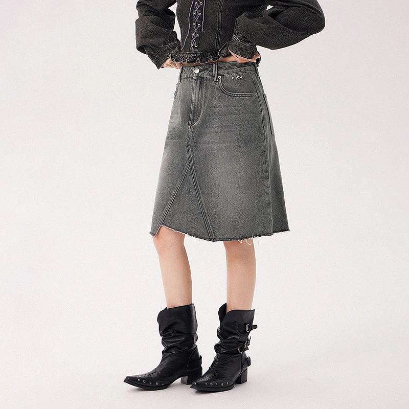 CHUU秋季女装字母不对称设计磨破A字百搭辣妹穿搭显瘦牛仔短裙