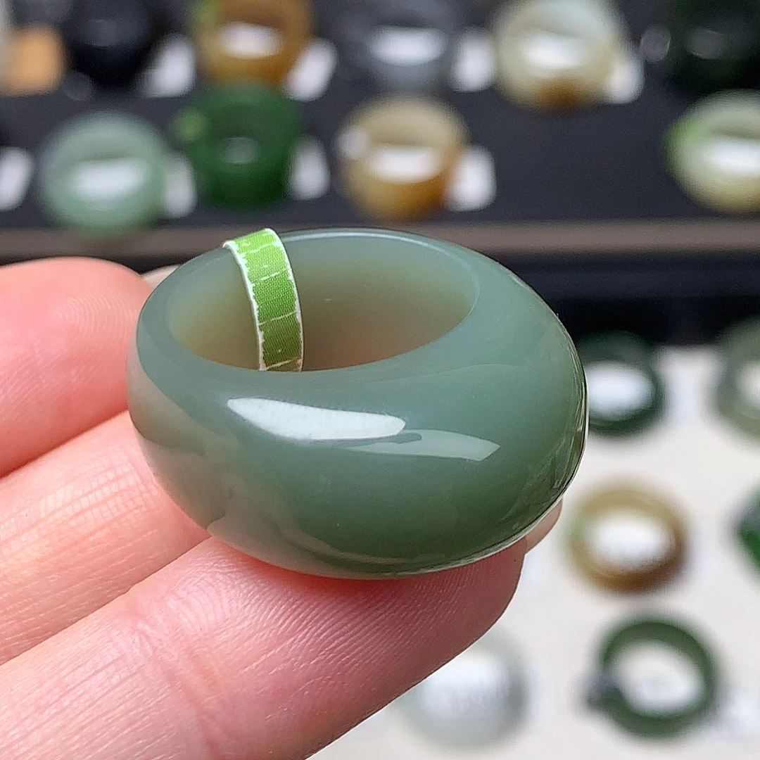 未镶嵌戒指和田玉小****?