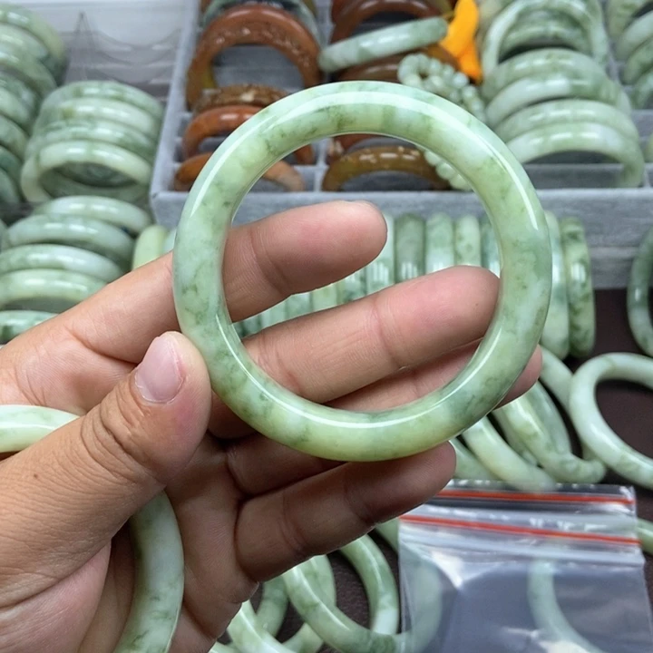 蛇纹石玉手镯未镶嵌野***人