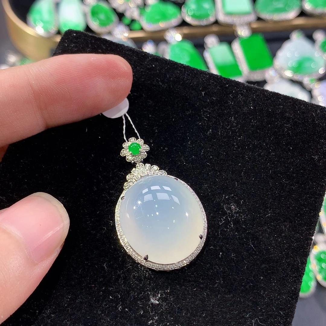 翡翠18K金镶嵌颈饰