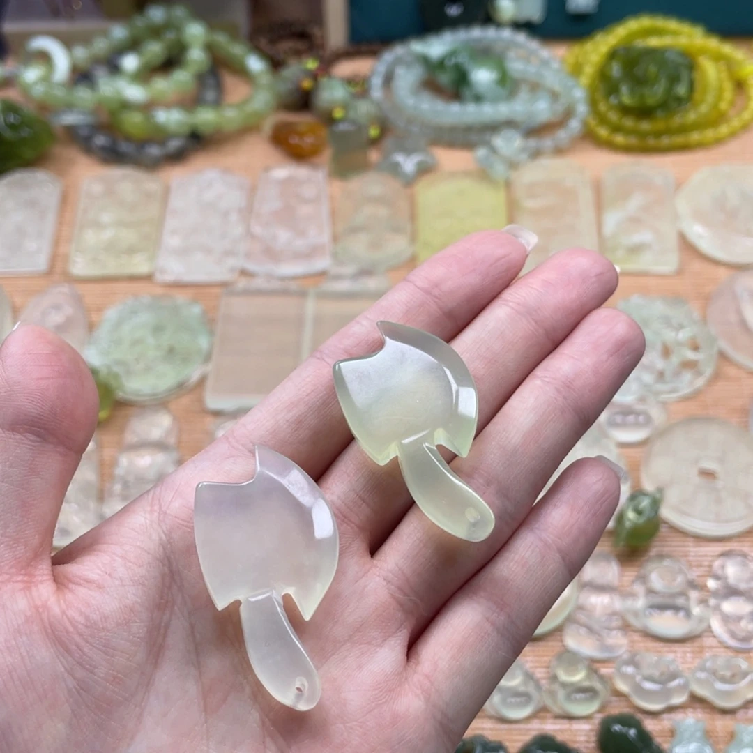 蛇纹石玉未镶嵌颈饰