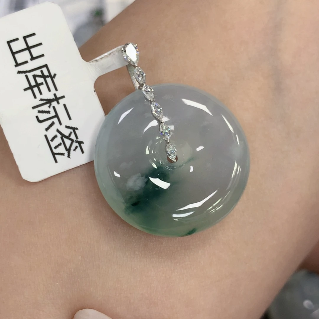 颈饰18K金镶嵌翡翠