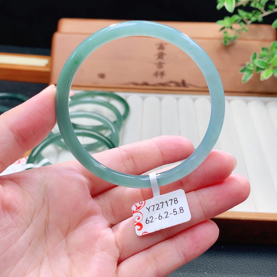 翡翠未镶嵌手镯（圆镯）
