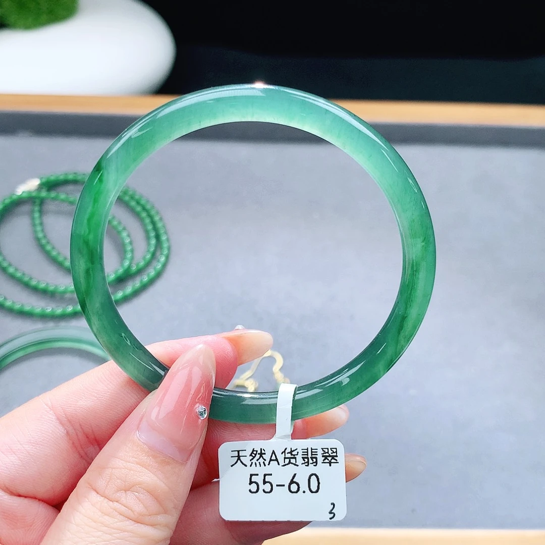 未镶嵌手镯（圆镯）翡翠