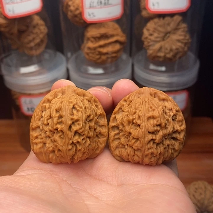 余***温文玩核桃把件麻核桃南疆石37尺