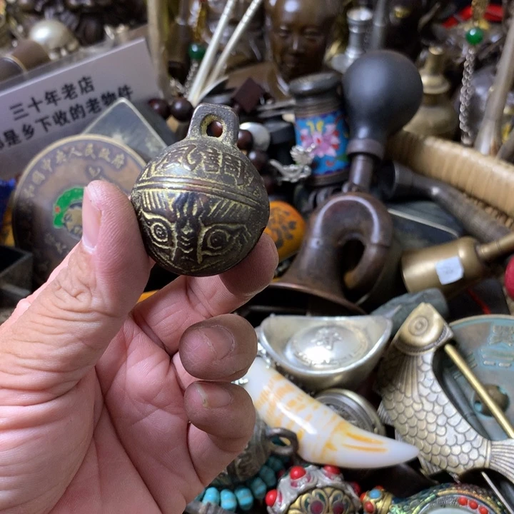 依***着一物一拍铜铃铛虎头