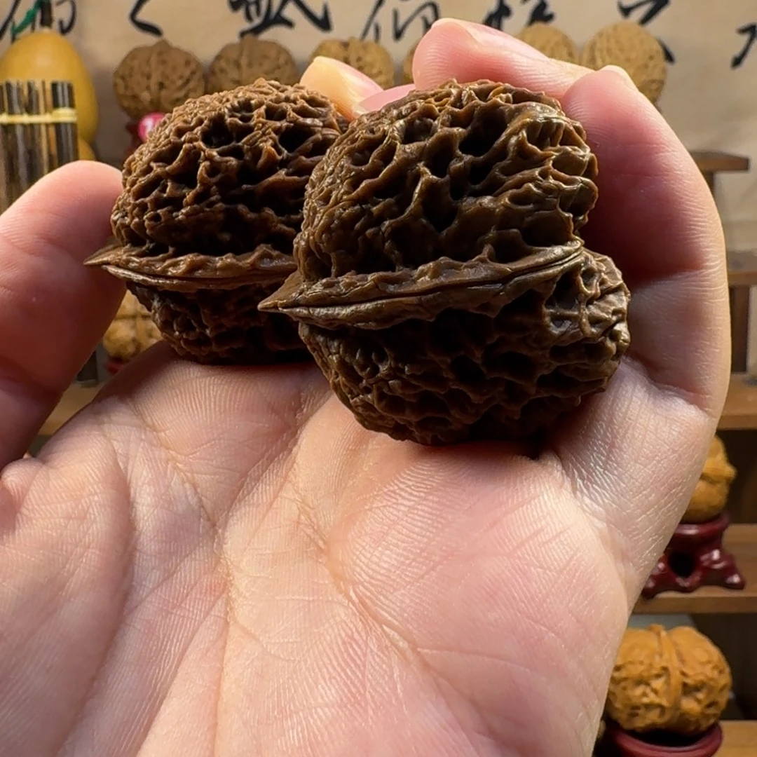 铁核桃把件龙鳞纹肌肉蟾