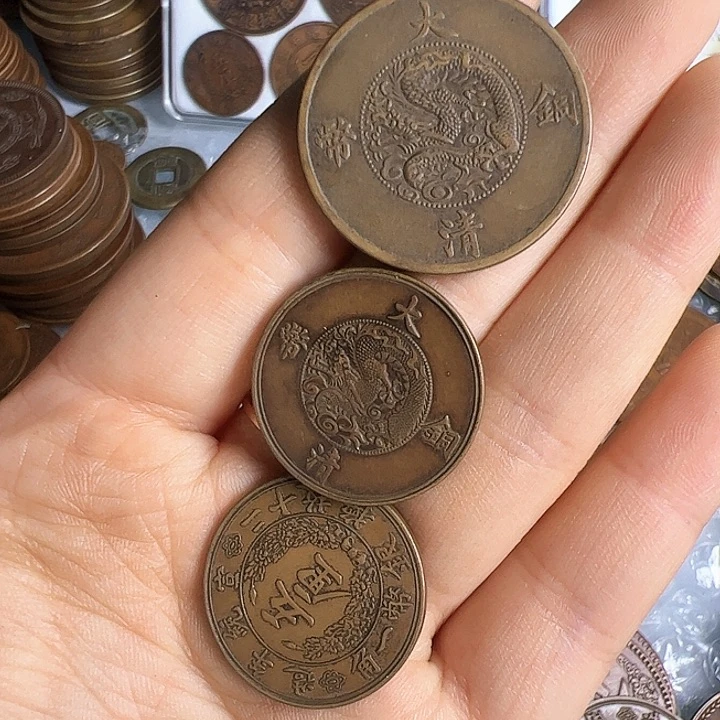 孔***队三个铜币工艺品摆件