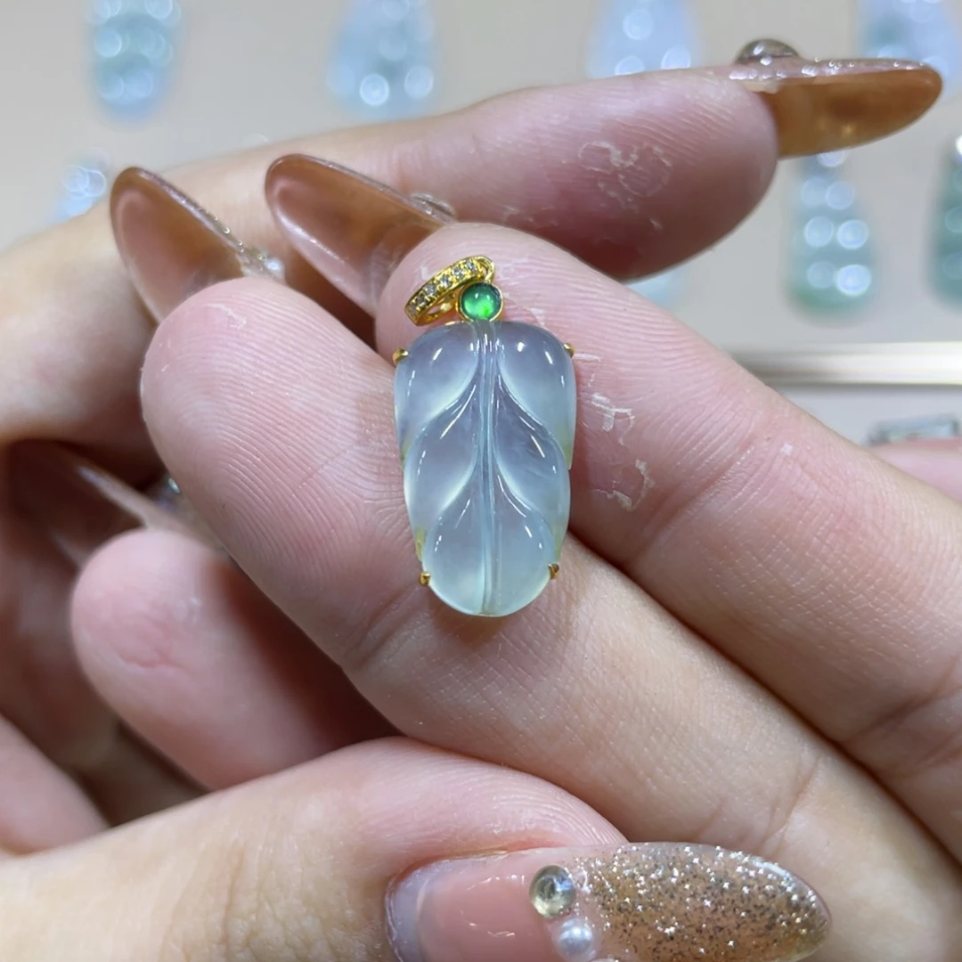 翡翠颈饰18K金镶嵌叶子