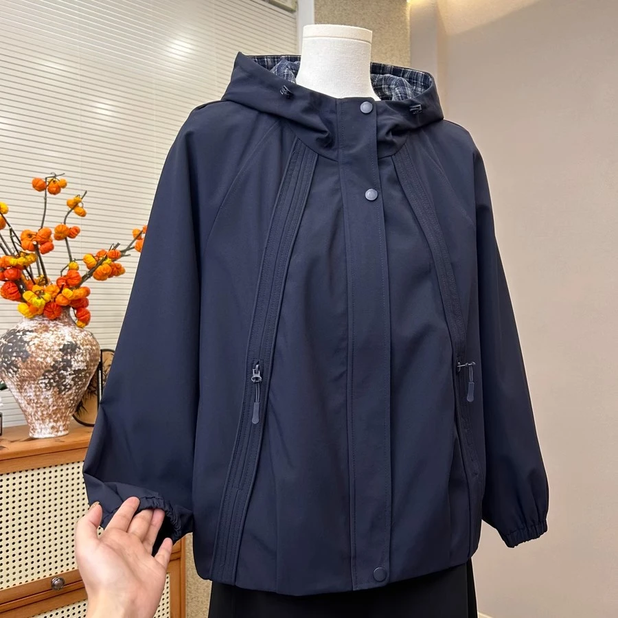 高贵妈妈2025秋季新款独特好看漂亮连帽拉链冲锋衣外套女夹克上衣