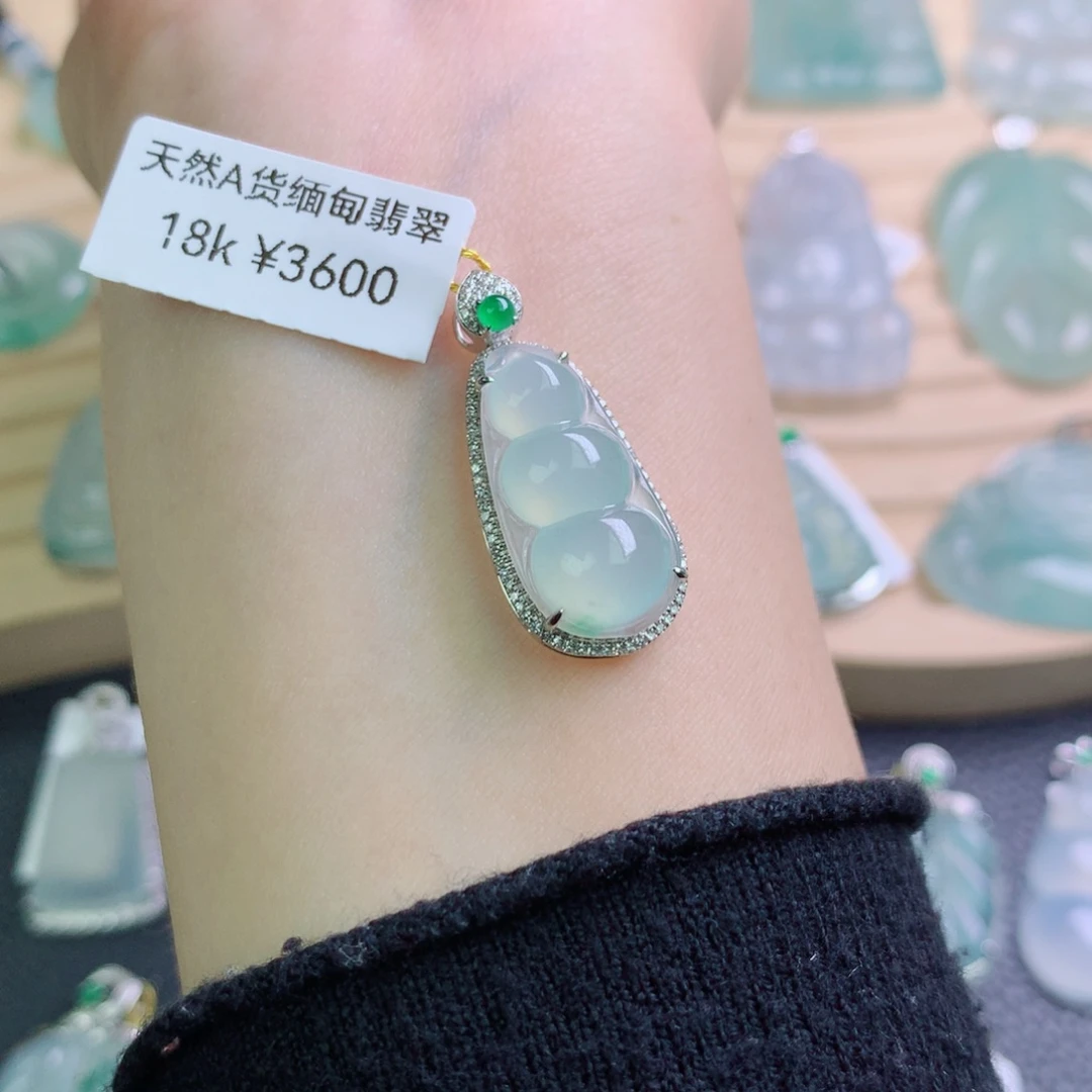m***宝翡翠18K金镶嵌颈饰吊坠