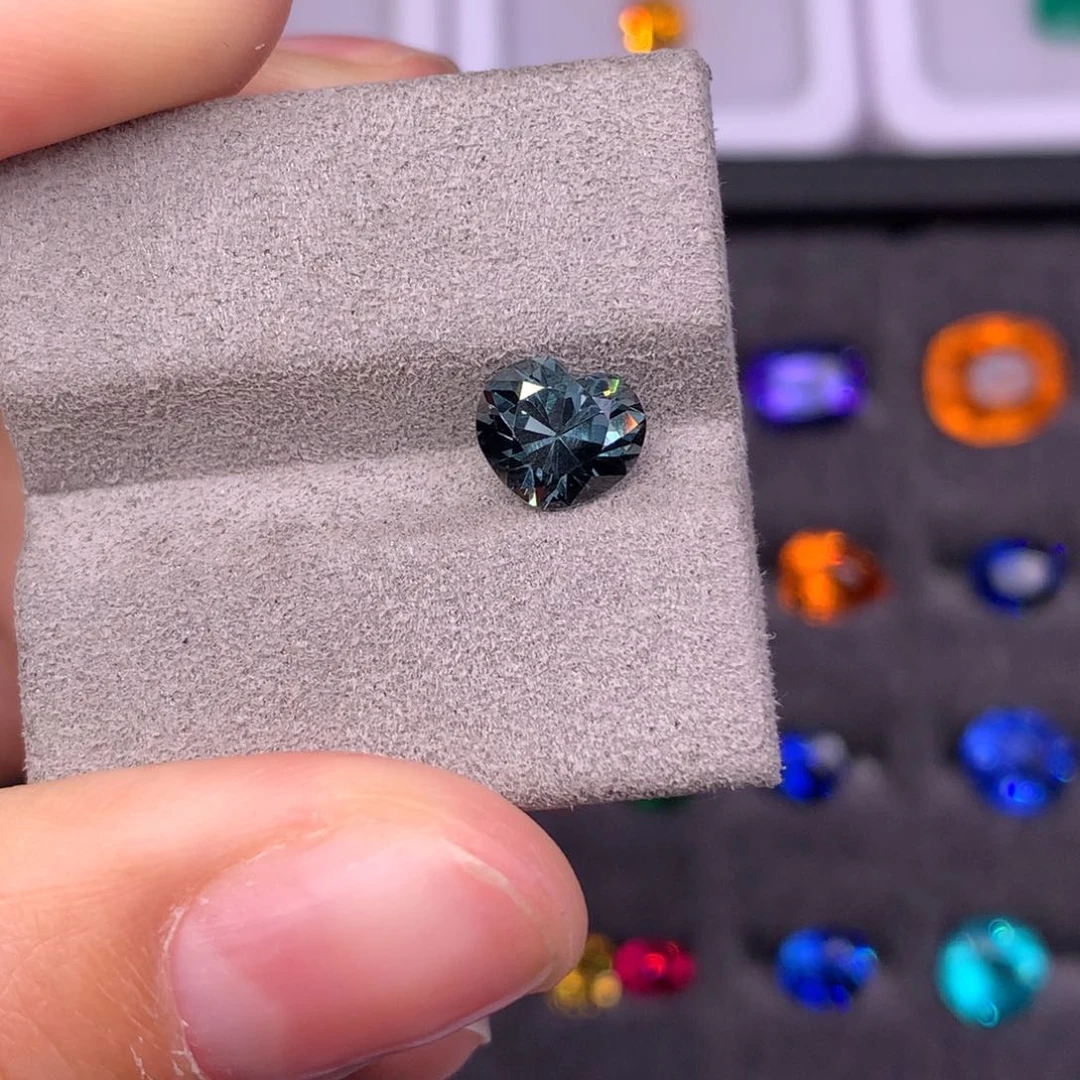 裸石未镶嵌尖晶石1.46ct爱心金属灰