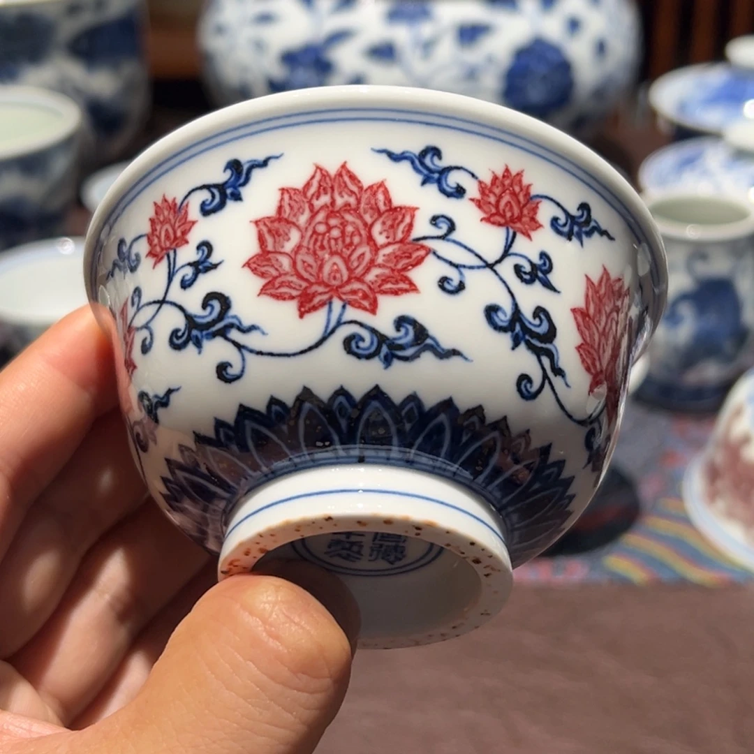 微瑕青花釉里红 缠枝莲金刚莲压手杯口径约9.5厘米