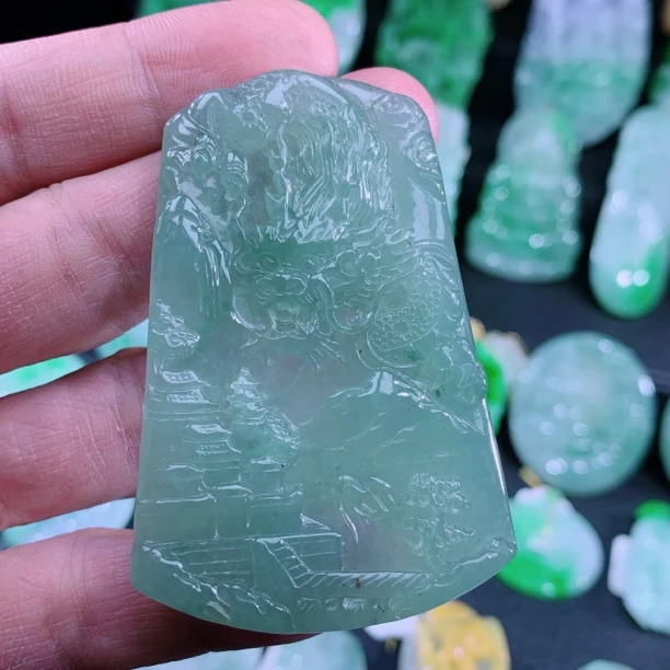 天然A货冰种晴水绿翡翠龙牌 货号:A3180425 尺寸:64.6-41.8-7mm