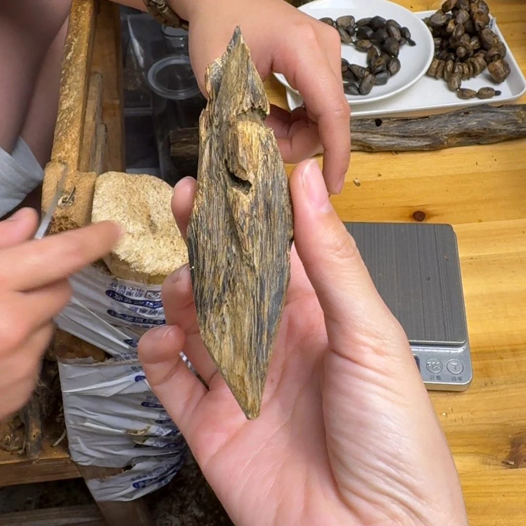 沉香沉香碎屑蓝宝石块料16克