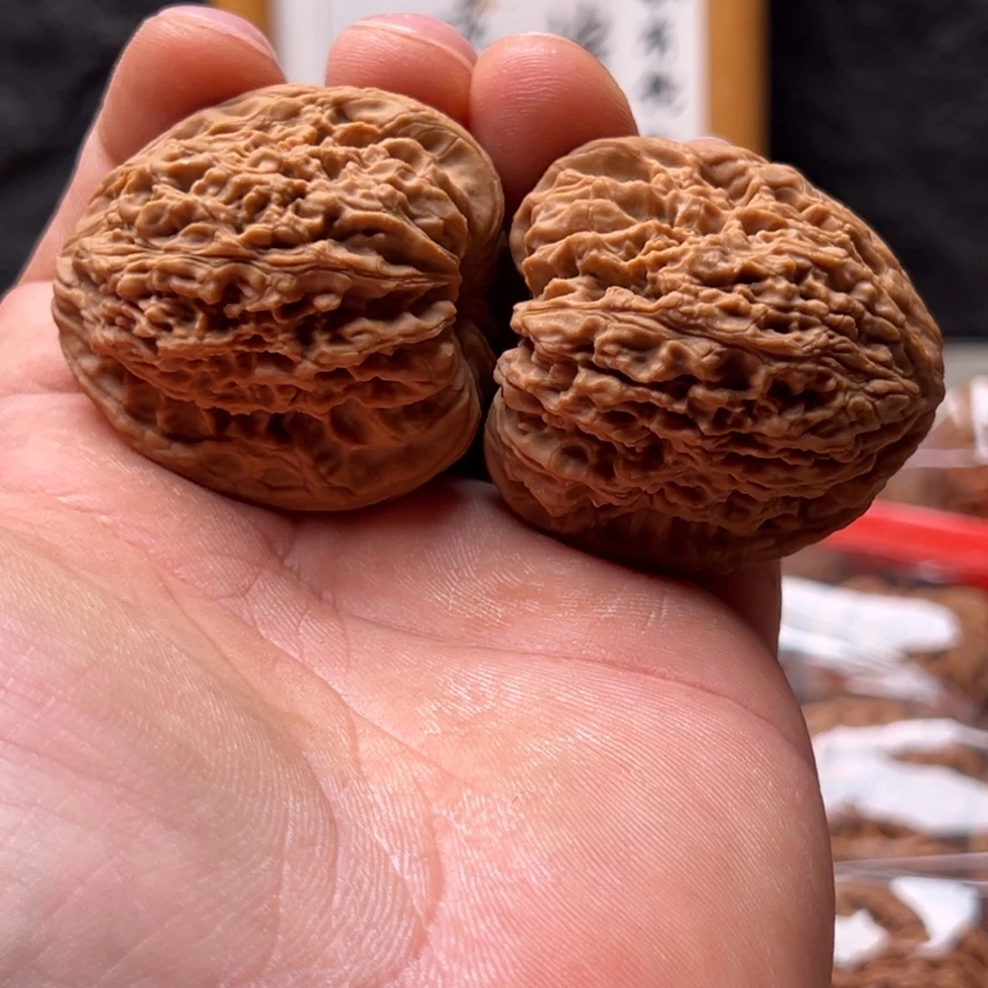 ****白文玩核桃把件南疆42黄线黄点