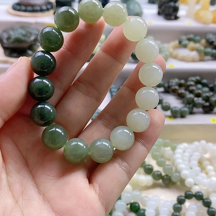 把***里和田玉未镶嵌颈饰