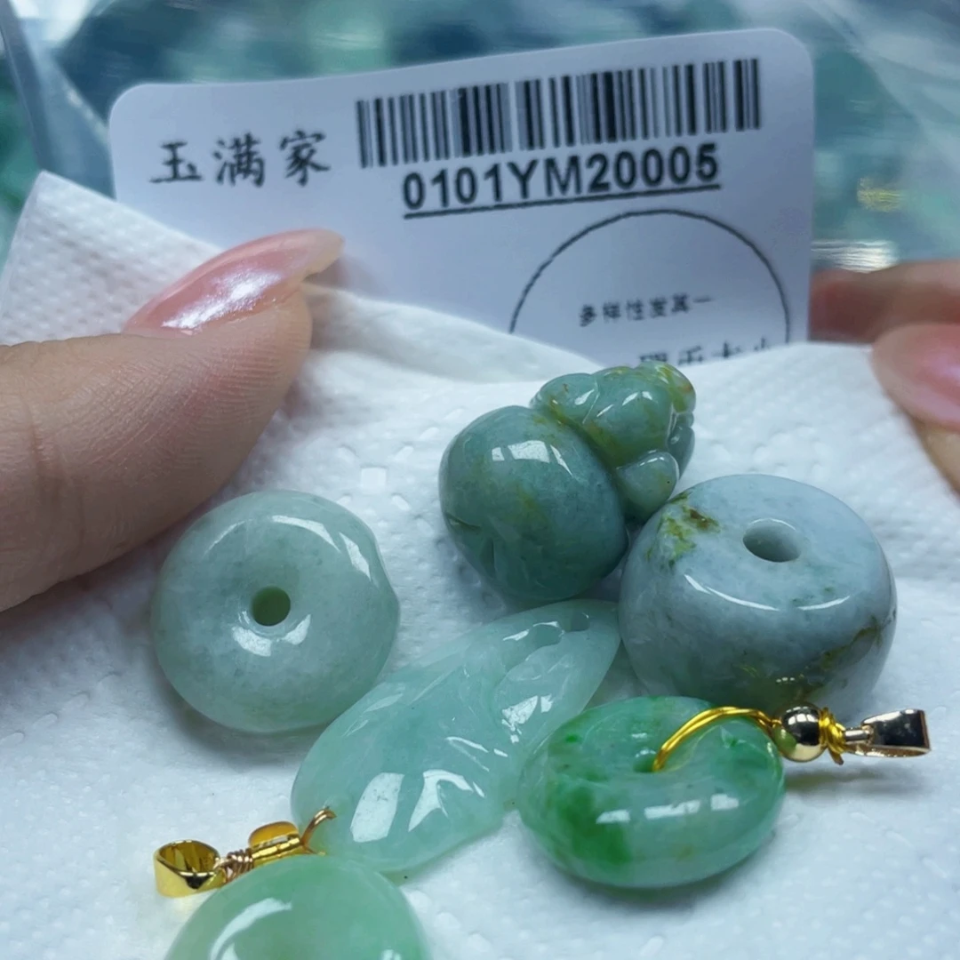 翡翠未镶嵌吊坠(赠链)