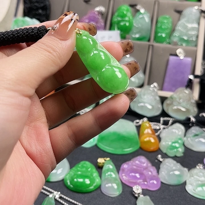 翡翠未镶嵌颈饰豆豆