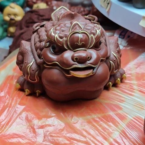 我***轻宜兴紫砂朱泥大福蟾描金的