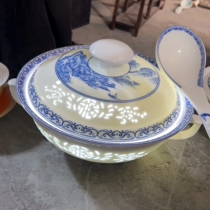 陶瓷青花雕刻福字带盖发汤碗一个汤勺