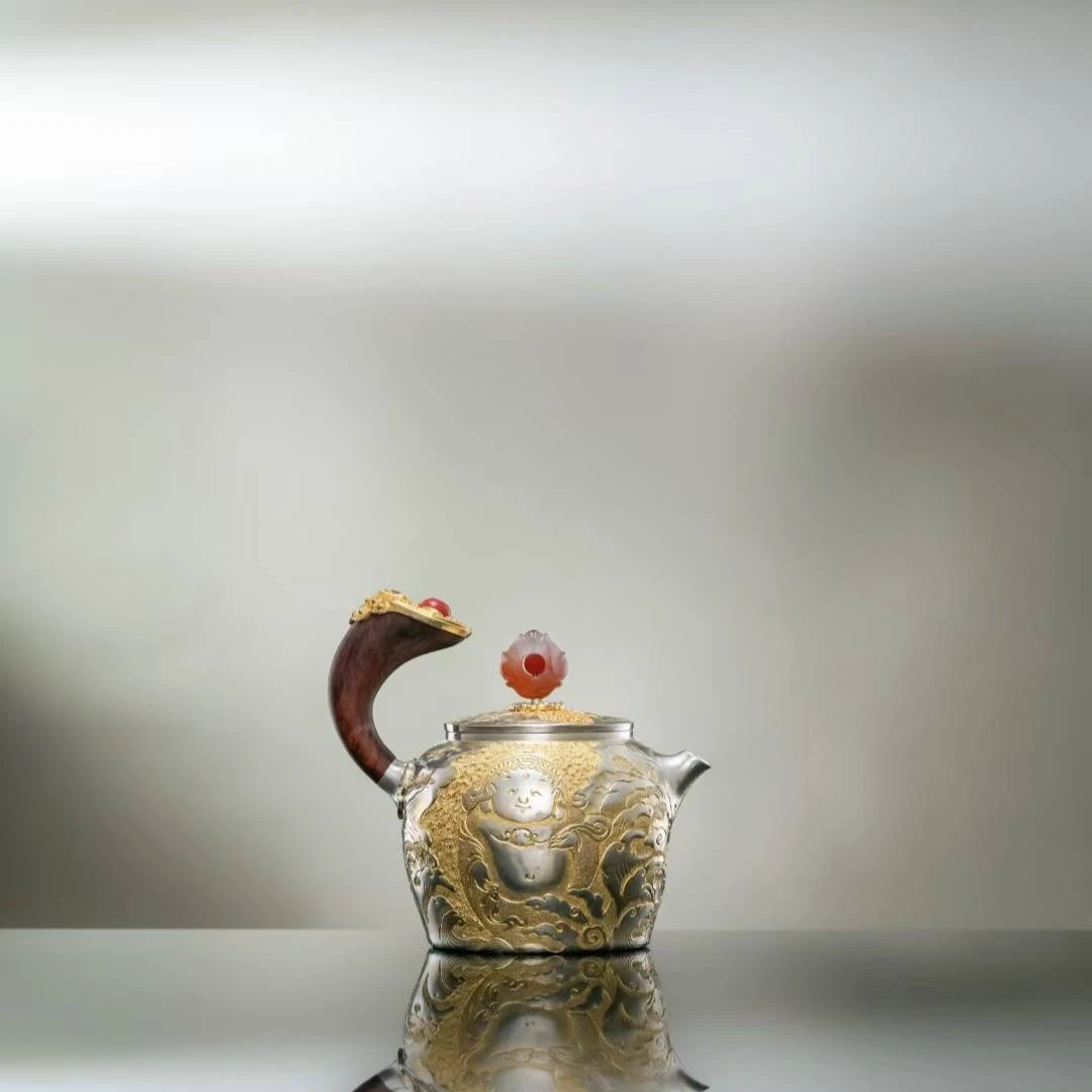 DZ0029 呆坐 | 錾刻鎏金和气生财提梁壶银壶 容量：116ML