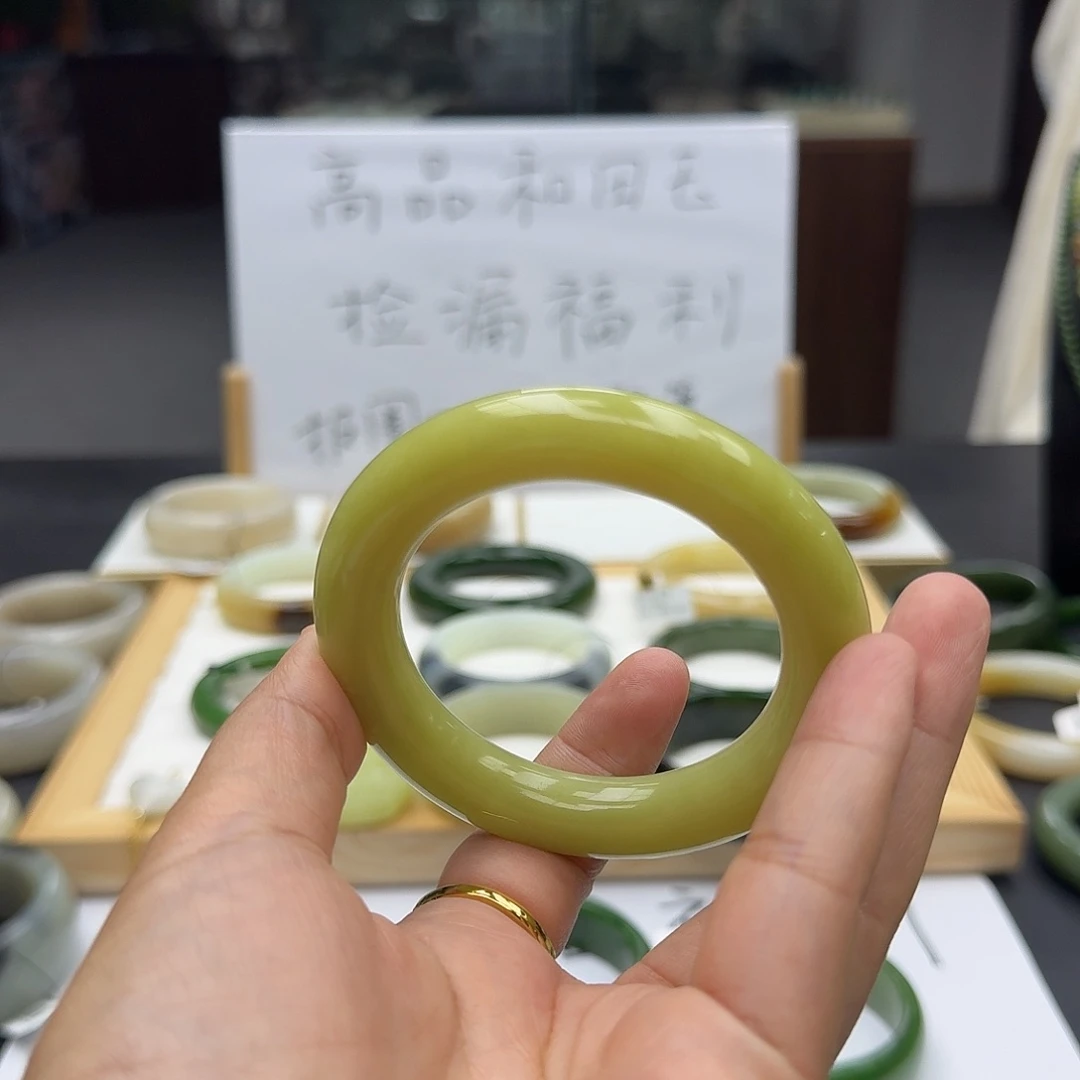 未镶嵌手镯和田玉猪*霞