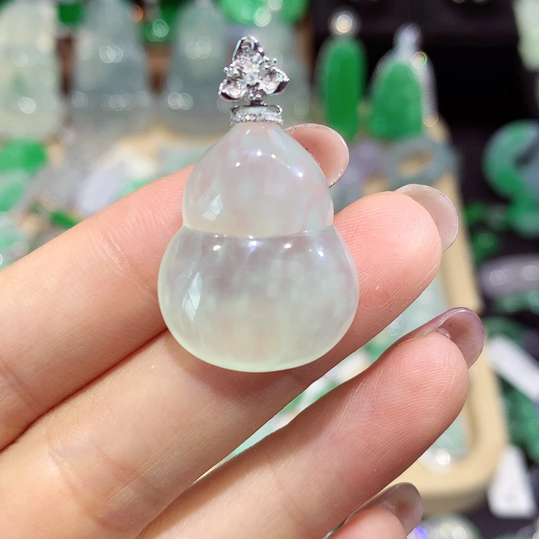 翡翠18K金镶嵌颈饰葫芦