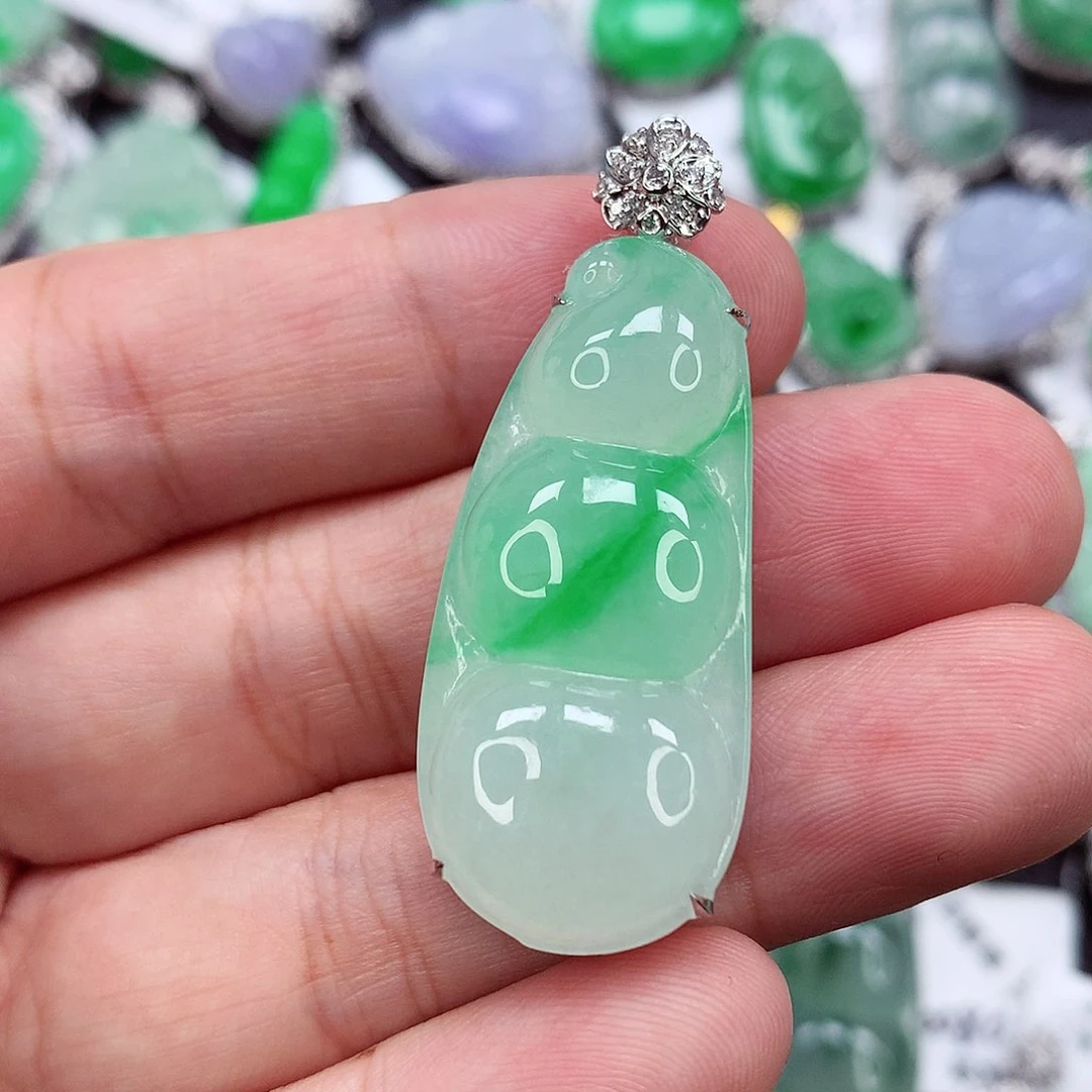 颈饰18K金镶嵌翡翠饱满阳绿福豆 新货