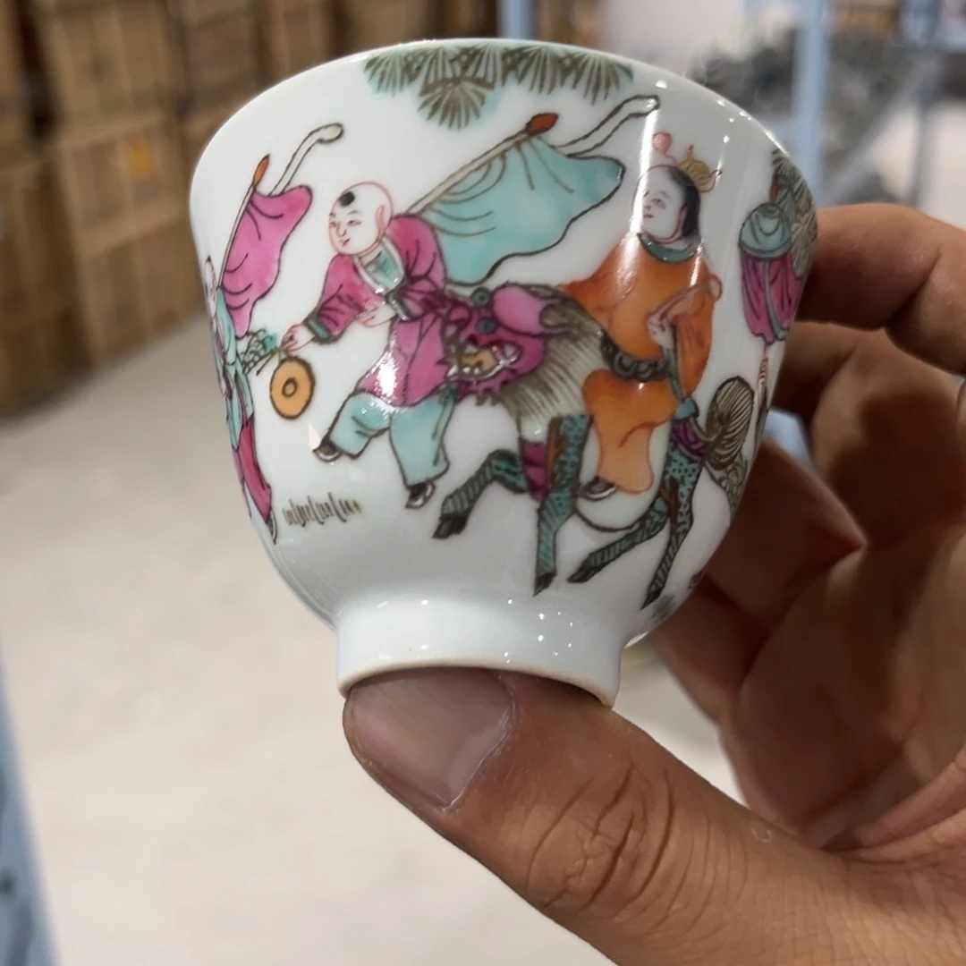 摆件摆件箱内还有一些金属或