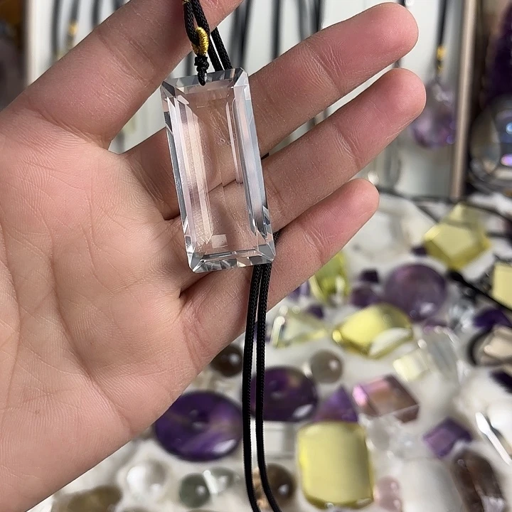 王****颈饰未镶嵌水晶无事牌