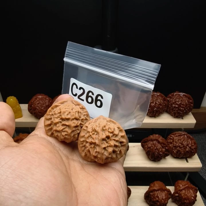 文玩核桃吊坠38瓷娃娃c266