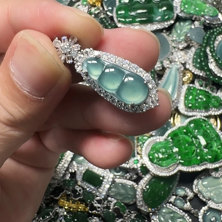 翡翠未镶嵌颈饰天然A货翡翠放漏