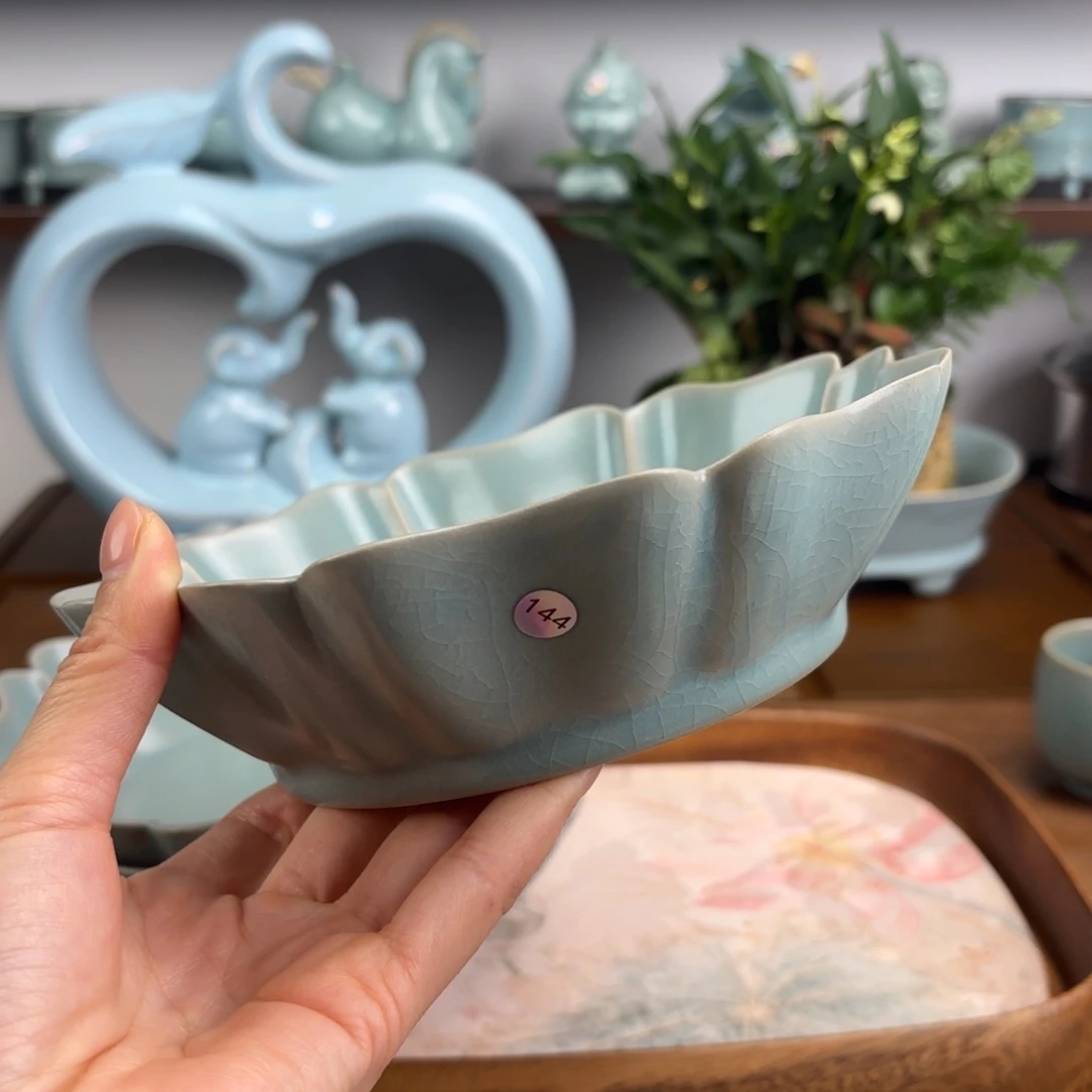 亨***亨编号144仿古釉芙蓉盘微微瑕